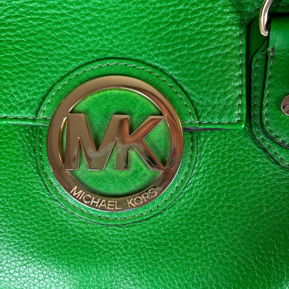 Michael Kors NWOT Margo Medium Flap Front Shoulder Bag in Kelly Green Gold Hw - Picture 2 of 14